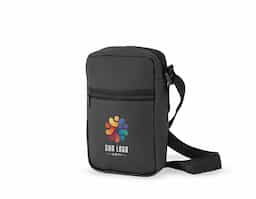 Bolsa de ombro confeccionada em couro sintético, com fechamento em zíper e alça ajustável que garante conforto no uso. Possui dois compartimentos: um principal com bolso interno em tecido de malha para melhor organização e outro frontal de fácil acesso. Um brinde corporativo elegante e funcional para o dia a dia.