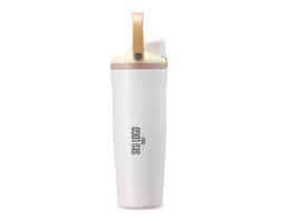Garrafa térmica em inox com capacidade para até 850ml. Conta com estrutura de parede dupla e vedação a vácuo, ajudando a conservar a temperatura dos líquidos por mais tempo. Possui tampa rosqueável em plástico com protetor para o bocal, botão de acionamento, trava de segurança e alça de mão para transporte. Acompanha canudo para encaixe interno na tampa.