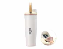 Garrafa térmica em inox com capacidade para até 850ml. Conta com estrutura de parede dupla e vedação a vácuo, ajudando a conservar a temperatura dos líquidos por mais tempo. Possui tampa rosqueável em plástico com protetor para o bocal, botão de acionamento, trava de segurança e alça de mão para transporte. Acompanha canudo para encaixe interno na tampa.