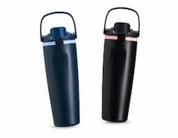 Garrafa térmica em inox com capacidade para até 850ml. Conta com estrutura de parede dupla e vedação a vácuo, ajudando a conservar a temperatura dos líquidos por mais tempo. Possui tampa rosqueável em plástico com protetor para o bocal, botão de acionamento, trava de segurança e alça de mão para transporte. Acompanha canudo para encaixe interno na tampa.