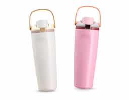 Garrafa térmica em inox com capacidade para até 850ml. Conta com estrutura de parede dupla e vedação a vácuo, ajudando a conservar a temperatura dos líquidos por mais tempo. Possui tampa rosqueável em plástico com protetor para o bocal, botão de acionamento, trava de segurança e alça de mão para transporte. Acompanha canudo para encaixe interno na tampa.