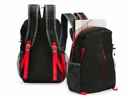 Mochila dobrável confeccionada em poliéster impermeável e detalhes em plástico, com fechamento em zíper e capacidade máxima de 16 litros. Possui compartimento interno com divisória para notebooks de até 15,6 polegadas. Conta com bolso frontal com zíper, dois bolsos laterais em tela com elástico, alça superior em nylon e duas alças traseiras com tecido telado interno. Acompanha saco em nylon com regulagem, que facilita o transporte quando dobrada.