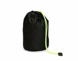 Mochila dobrável confeccionada em poliéster impermeável e detalhes em plástico, com fechamento em zíper e capacidade máxima de 16 litros. Possui compartimento interno com divisória para notebooks de até 15,6 polegadas. Conta com bolso frontal com zíper, dois bolsos laterais em tela com elástico, alça superior em nylon e duas alças traseiras com tecido telado interno. Acompanha saco em nylon com regulagem, que facilita o transporte quando dobrada.
