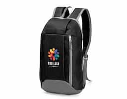 Mochila feita em poliéster impermeável com fechamento em zíper e capacidade para até 9 litros. Possui compartimento interno, um bolso frontal com fechamento em zíper, alça superior em nylon e dois pares de alças traseiras ajustáveis para as costas.