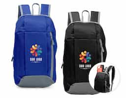 Mochila feita em poliéster impermeável com fechamento em zíper e capacidade para até 9 litros. Possui compartimento interno, um bolso frontal com fechamento em zíper, alça superior em nylon e dois pares de alças traseiras ajustáveis para as costas.