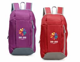 Mochila feita em poliéster impermeável com fechamento em zíper e capacidade para até 9 litros. Possui compartimento interno, um bolso frontal com fechamento em zíper, alça superior em nylon e dois pares de alças traseiras ajustáveis para as costas.