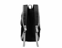 Mochila feita em poliéster impermeável com fechamento em zíper e capacidade para até 9 litros. Possui compartimento interno, um bolso frontal com fechamento em zíper, alça superior em nylon e dois pares de alças traseiras ajustáveis para as costas.