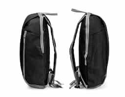 Mochila feita em poliéster impermeável com fechamento em zíper e capacidade para até 9 litros. Possui compartimento interno, um bolso frontal com fechamento em zíper, alça superior em nylon e dois pares de alças traseiras ajustáveis para as costas.