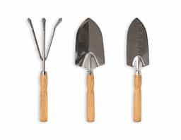 Kit de jardinagem com três peças em aço inox 410, que garante resistência e durabilidade, e cabos de madeira para melhor manuseio. Inclui ancinho de três pontas, pazinha estreita e pazinha larga. Acompanha estojo em tecido Oxford com fechamento em velcro, facilitando o transporte e a organização. Um brinde corporativo prático, funcional e sustentável.