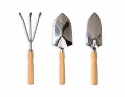 Kit de jardinagem com três peças em aço inox 410, que garante resistência e durabilidade, e cabos de madeira para melhor manuseio. Inclui ancinho de três pontas, pazinha estreita e pazinha larga. Acompanha estojo em tecido Oxford com fechamento em velcro, facilitando o transporte e a organização. Um brinde corporativo prático, funcional e sustentável.
