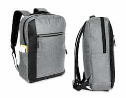 Mochila confeccionada em poliéster 300D resistente à água, com detalhes em couro sintético, fechamento em zíper e capacidade para até 15 litros. Possui compartimento principal com bolsos em diferentes tamanhos e divisória para notebooks de até 15.6 polegadas. Dispõe ainda de compartimento frontal com fechamento em zíper e faixa reflexiva, além de bolso lateral aberto e adaptador USB externo.