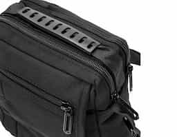 Bolsa de ombro confeccionada em nylon impermeável com alça ajustável para ombros e outra para mão. incluindo um bolso antifurto, um localizado na aba frontal, ambos com fechamento em zíper, e outro na parte interna da aba.
