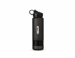 Squeeze plástico com acabamento fosco e marcação de volume, ideal para acompanhar a rotina de hidratação. Possui capacidade máxima de 900 ml, tampa rosqueável com alça fixa, bico flip e canudo interno removível. Acompanha tira emborrachada removível, garantindo praticidade e conforto no uso. Um brinde corporativo funcional, moderno e de grande apelo promocional.