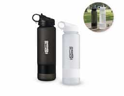 Squeeze plástico com acabamento fosco e marcação de volume, ideal para acompanhar a rotina de hidratação. Possui capacidade máxima de 900 ml, tampa rosqueável com alça fixa, bico flip e canudo interno removível. Acompanha tira emborrachada removível, garantindo praticidade e conforto no uso. Um brinde corporativo funcional, moderno e de grande apelo promocional.