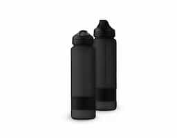 Squeeze plástico com acabamento fosco e marcação de volume, ideal para acompanhar a rotina de hidratação. Possui capacidade máxima de 900 ml, tampa rosqueável com alça fixa, bico flip e canudo interno removível. Acompanha tira emborrachada removível, garantindo praticidade e conforto no uso. Um brinde corporativo funcional, moderno e de grande apelo promocional.