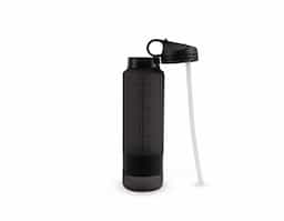 Squeeze plástico com acabamento fosco e marcação de volume, ideal para acompanhar a rotina de hidratação. Possui capacidade máxima de 900 ml, tampa rosqueável com alça fixa, bico flip e canudo interno removível. Acompanha tira emborrachada removível, garantindo praticidade e conforto no uso. Um brinde corporativo funcional, moderno e de grande apelo promocional.