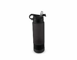 Squeeze plástico com acabamento fosco e marcação de volume, ideal para acompanhar a rotina de hidratação. Possui capacidade máxima de 900 ml, tampa rosqueável com alça fixa, bico flip e canudo interno removível. Acompanha tira emborrachada removível, garantindo praticidade e conforto no uso. Um brinde corporativo funcional, moderno e de grande apelo promocional.