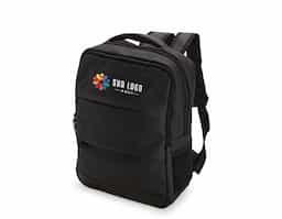 Mochila confeccionada em couro sintético, com capacidade máxima de 20 litros, ideal para uso profissional e cotidiano. Possui compartimento principal com divisória em malha para notebook de até 15,6”, garantindo proteção e organização. Conta com três compartimentos frontais em diferentes tamanhos para melhor acomodação de objetos e dois bolsos laterais em tecido respirável. As alças das costas são revestidas com o mesmo material respirável, proporcionando maior conforto, além de alça superior de mão para transporte prático. Um brinde corporativo moderno e funcional.