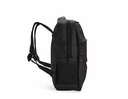 Mochila confeccionada em couro sintético, com capacidade máxima de 20 litros, ideal para uso profissional e cotidiano. Possui compartimento principal com divisória em malha para notebook de até 15,6”, garantindo proteção e organização. Conta com três compartimentos frontais em diferentes tamanhos para melhor acomodação de objetos e dois bolsos laterais em tecido respirável. As alças das costas são revestidas com o mesmo material respirável, proporcionando maior conforto, além de alça superior de mão para transporte prático. Um brinde corporativo moderno e funcional.