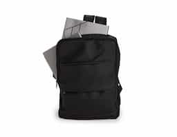 Mochila confeccionada em couro sintético, com capacidade máxima de 20 litros, ideal para uso profissional e cotidiano. Possui compartimento principal com divisória em malha para notebook de até 15,6”, garantindo proteção e organização. Conta com três compartimentos frontais em diferentes tamanhos para melhor acomodação de objetos e dois bolsos laterais em tecido respirável. As alças das costas são revestidas com o mesmo material respirável, proporcionando maior conforto, além de alça superior de mão para transporte prático. Um brinde corporativo moderno e funcional.