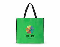 Sacola confeccionada em TNT laminado, resistente e de fácil limpeza, ideal para o transporte de diversos itens no dia a dia. Possui estrutura leve e durável, oferecendo boa capacidade e praticidade no uso. Um brinde corporativo funcional, econômico e versátil, perfeito para ações promocionais, eventos e divulgação da marca.