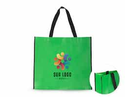 Sacola confeccionada em TNT laminado, resistente e de fácil limpeza, ideal para o transporte de diversos itens no dia a dia. Possui estrutura leve e durável, oferecendo boa capacidade e praticidade no uso. Um brinde corporativo funcional, econômico e versátil, perfeito para ações promocionais, eventos e divulgação da marca.