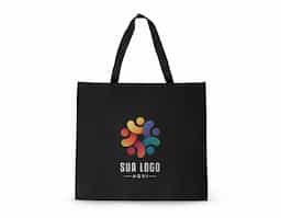 Sacola confeccionada em TNT laminado, resistente e de fácil limpeza, ideal para o transporte de diversos itens no dia a dia. Possui estrutura leve e durável, oferecendo boa capacidade e praticidade no uso. Um brinde corporativo funcional, econômico e versátil, perfeito para ações promocionais, eventos e divulgação da marca.