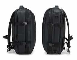 Mochila em nylon com camada de PU impermeável, com capacidade máxima de 28 litros, ideal para viagens, trabalho e uso diário. Possui compartimento interno com sistema de vedação a vácuo para armazenamento de roupas e objetos, além de duas divisórias em poliuretano termoplástico em tamanhos diferentes. Conta com bolsos frontais, bolso lateral em tela e bolso traseiro com divisória para notebook de até 15,6”. Dispõe ainda de alças acolchoadas em espuma respirável, alça lateral para transporte horizontal e alça de ombro ajustável em nylon. Um brinde corporativo moderno, versátil e de alto valor percebido.
