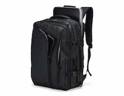 Mochila em nylon com camada de PU impermeável, com capacidade máxima de 28 litros, ideal para viagens, trabalho e uso diário. Possui compartimento interno com sistema de vedação a vácuo para armazenamento de roupas e objetos, além de duas divisórias em poliuretano termoplástico em tamanhos diferentes. Conta com bolsos frontais, bolso lateral em tela e bolso traseiro com divisória para notebook de até 15,6”. Dispõe ainda de alças acolchoadas em espuma respirável, alça lateral para transporte horizontal e alça de ombro ajustável em nylon. Um brinde corporativo moderno, versátil e de alto valor percebido.