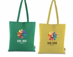 Bolsa confeccionada em algodão sólido reciclado, com gramatura de 140g/m², dimensões de 42 x 38 cm e alça de comprimento fixo medindo 33 cm.