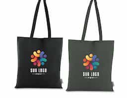 Bolsa confeccionada em algodão sólido reciclado, com gramatura de 140g/m², dimensões de 42 x 38 cm e alça de comprimento fixo medindo 33 cm.
