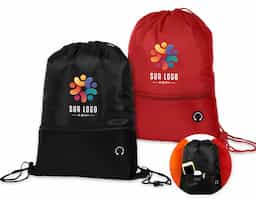 Mochila saco confeccionada em poliéster 420D, leve e resistente, ideal para o dia a dia. Possui bolso externo em malha, prático para acesso rápido a objetos, além de entrada para fones de ouvido. Conta com alças ajustáveis em nylon, garantindo conforto no uso. Excelente opção de brinde corporativo funcional e moderno.