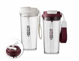 Copo em plástico livre de BPA com capacidade para até 600ml. Possui marcação de volume impressa e tampa rosqueável com trava de segurança para o bocal, além de bico flip com protetor próprio. Acompanha canudo para encaixe interno e alça de nylon com detalhe em couro sintético.