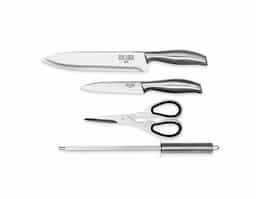 Kit churrasco formado por quatro itens em inox: uma faca de 8 polegadas, uma faca de 5 polegadas, uma chaira e uma tesoura com detalhes emborrachados no cabo. Acompanha embalagem em papelão.