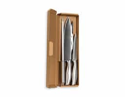 Kit churrasco formado por quatro itens em inox: uma faca de 8 polegadas, uma faca de 5 polegadas, uma chaira e uma tesoura com detalhes emborrachados no cabo. Acompanha embalagem em papelão.