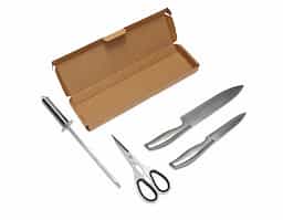 Kit churrasco formado por quatro itens em inox: uma faca de 8 polegadas, uma faca de 5 polegadas, uma chaira e uma tesoura com detalhes emborrachados no cabo. Acompanha embalagem em papelão.