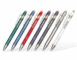 Caneta metálica moderna, com detalhe emborrachado no topo, ideal para interação com dispositivos de telas sensíveis ao toque. Possui acionamento por clique e carga esferográfica azul de 1,0 mm, garantindo escrita macia e precisa. Um brinde corporativo elegante, funcional e alinhado à rotina digital.