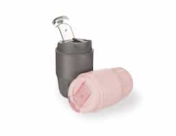 Copo térmico em inox com pintura eletrostática e capacidade para até 250ml. Possui formato ergonômico e base antiderrapante. Conta ainda com tampa rosqueável em plástico com trava de segurança.