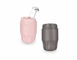 Copo térmico em inox com pintura eletrostática e capacidade para até 250ml. Possui formato ergonômico e base antiderrapante. Conta ainda com tampa rosqueável em plástico com trava de segurança.