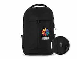 Mochila confeccionada em poliéster 200D impermeável com capacidade para até 20 litros e fechamento em zíper com puxadores plásticos. Dispõe de compartimento principal com divisória interna para notebooks de até 15,6 polegadas. Possui dois compartimentos frontais, sendo um menor, com fechamento em zíper, e outro maior, com bolsos internos e fechamento duplo em zíper vertical e velcro na parte superior. Conta ainda com dois bolsos laterais, adaptador USB externo e revestimento em espuma respirável nas alças de ombro e na alça superior de mão.