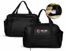 Bolsa impermeável confeccionada em couro sintético, fechamento em zíper e capacidade máxima de 36L quando o compartimento expansível está aberto. Possui compartimento com bolso para itens úmidos e compartimento lateral para tênis. Também dispõe de compartimento lateral para tênis, um bolso com fechamento em engate rápido e outro, em tamanho menor e fechamento em zíper, com espaço posterior para encaixe em puxadores de malas, além de alças de mãos fixas em nylon. Acompanha alça transversal com apoio de ombro.