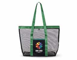Bolsa confeccionada em tela de PVC, material resistente que permite fácil visualização do conteúdo e facilita a limpeza no uso diário. Possui botão de fechamento em plástico, garantindo praticidade e segurança no manuseio. As alças e os detalhes em tecido sintético reforçam a estrutura da peça, proporcionando melhor acabamento e conforto no transporte. Seu design funcional atende diferentes necessidades, desde organização de itens até uso em deslocamentos rápidos. Um brinde corporativo versátil e bem-acabado, pensado para uso recorrente, com boa durabilidade e excelente exposição de marca no cotidiano.