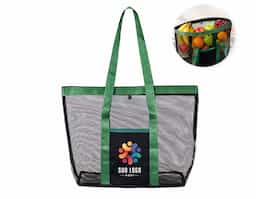 Bolsa confeccionada em tela de PVC, material resistente que permite fácil visualização do conteúdo e facilita a limpeza no uso diário. Possui botão de fechamento em plástico, garantindo praticidade e segurança no manuseio. As alças e os detalhes em tecido sintético reforçam a estrutura da peça, proporcionando melhor acabamento e conforto no transporte. Seu design funcional atende diferentes necessidades, desde organização de itens até uso em deslocamentos rápidos. Um brinde corporativo versátil e bem-acabado, pensado para uso recorrente, com boa durabilidade e excelente exposição de marca no cotidiano.