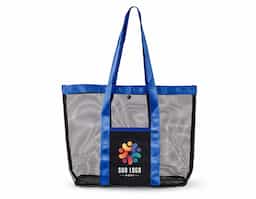 Bolsa confeccionada em tela de PVC, material resistente que permite fácil visualização do conteúdo e facilita a limpeza no uso diário. Possui botão de fechamento em plástico, garantindo praticidade e segurança no manuseio. As alças e os detalhes em tecido sintético reforçam a estrutura da peça, proporcionando melhor acabamento e conforto no transporte. Seu design funcional atende diferentes necessidades, desde organização de itens até uso em deslocamentos rápidos. Um brinde corporativo versátil e bem-acabado, pensado para uso recorrente, com boa durabilidade e excelente exposição de marca no cotidiano.