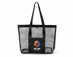 Bolsa confeccionada em tela de PVC, material resistente que permite fácil visualização do conteúdo e facilita a limpeza no uso diário. Possui botão de fechamento em plástico, garantindo praticidade e segurança no manuseio. As alças e os detalhes em tecido sintético reforçam a estrutura da peça, proporcionando melhor acabamento e conforto no transporte. Seu design funcional atende diferentes necessidades, desde organização de itens até uso em deslocamentos rápidos. Um brinde corporativo versátil e bem-acabado, pensado para uso recorrente, com boa durabilidade e excelente exposição de marca no cotidiano.
