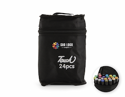 Kit com 24 canetas marcadoras feitas em plástico com pontas duplas: uma fina e outra chanfrada grossa. Acompanham bolsa com alça e fechamento em zíper para transporte.