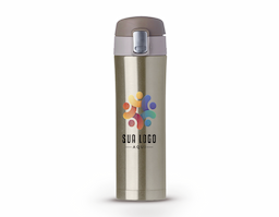 Garrafa térmica de 450 ml produzida em inox colorido, ideal para manter a temperatura das bebidas por mais tempo. Possui botão de abertura prata com sistema de trava identificado por desenhos de cadeado aberto e fechado, garantindo segurança no uso. Para abrir, basta levantar o botão menor e pressionar o botão central; a tampa conta com borracha interna antivazamento. A abertura total é feita por rosca, facilitando a limpeza, e o interior é totalmente revestido em inox. Um brinde corporativo moderno e funcional.