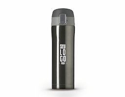 Garrafa térmica de 450 ml produzida em inox colorido, ideal para manter a temperatura das bebidas por mais tempo. Possui botão de abertura prata com sistema de trava identificado por desenhos de cadeado aberto e fechado, garantindo segurança no uso. Para abrir, basta levantar o botão menor e pressionar o botão central; a tampa conta com borracha interna antivazamento. A abertura total é feita por rosca, facilitando a limpeza, e o interior é totalmente revestido em inox. Um brinde corporativo moderno e funcional.