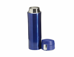 Garrafa térmica de 450 ml produzida em inox colorido, ideal para manter a temperatura das bebidas por mais tempo. Possui botão de abertura prata com sistema de trava identificado por desenhos de cadeado aberto e fechado, garantindo segurança no uso. Para abrir, basta levantar o botão menor e pressionar o botão central; a tampa conta com borracha interna antivazamento. A abertura total é feita por rosca, facilitando a limpeza, e o interior é totalmente revestido em inox. Um brinde corporativo moderno e funcional.