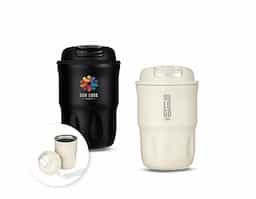Copo térmico em inox com pintura eletrostática, base antiderrapante e capacidade máxima de 350ml. Conta ainda com tampa rosqueável em plástico com trava de segurança e acesso para alças. Acompanha alça em nylon com detalhe em couro sintético.